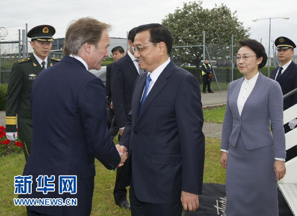 6月16日，應英國首相卡梅倫邀請，國務院總理李克強乘專機抵達倫敦希思羅機場，開始對英國進行正式訪問。李克強總理夫人程虹同機抵達。這是英國政府高級官員到機場迎接李克強總理和夫人。新華社記者 黃敬文 攝