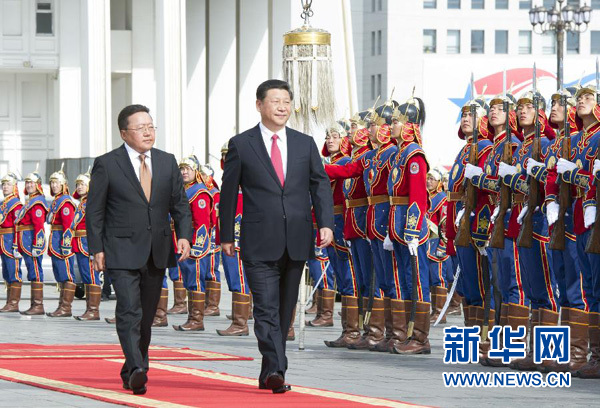 8月21日，國家主席習(xí)近平在烏蘭巴托同蒙古國總統(tǒng)額勒貝格道爾吉舉行會談。會談前，額勒貝格道爾吉在國家宮前廣場為習(xí)近平舉行隆重歡迎儀式。新華社記者 黃敬文 攝