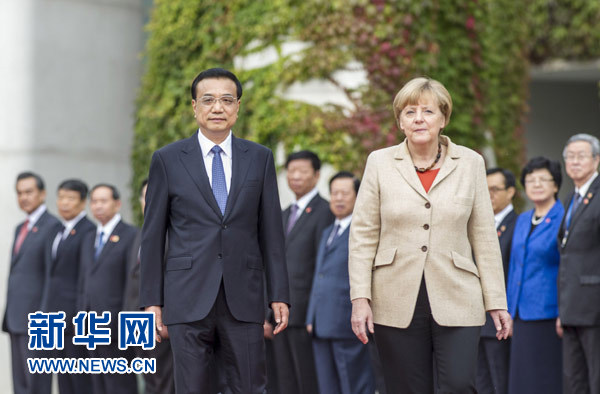 10月10日，德國總理默克爾在柏林總理府前廣場舉行隆重儀式，歡迎國務院總理李克強對德國進行正式訪問。 新華社記者 謝環馳 攝 