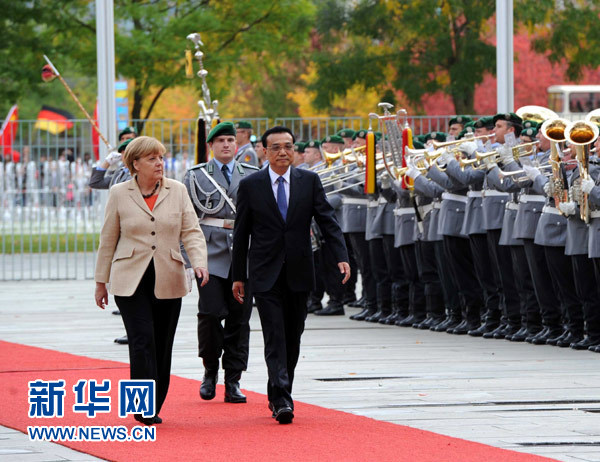 10月10日，德國總理默克爾在柏林總理府前廣場舉行隆重儀式，歡迎中國國務院總理李克強對德國進行正式訪問。 新華社記者 饒愛民 攝 