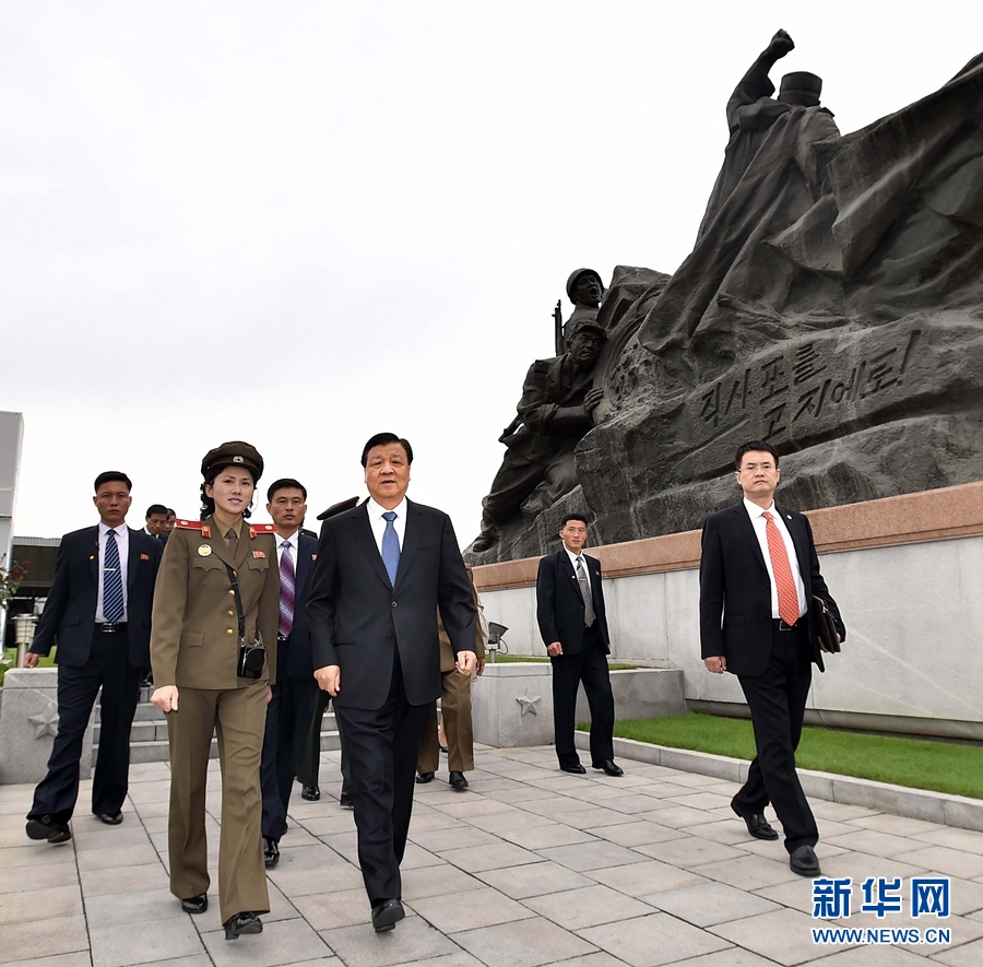10月10日，正在朝鮮訪問的中共中央政治局常委、中央書記處書記劉云山在平壤參觀朝鮮祖國解放戰(zhàn)爭勝利紀(jì)念館。 新華社記者 李濤 攝