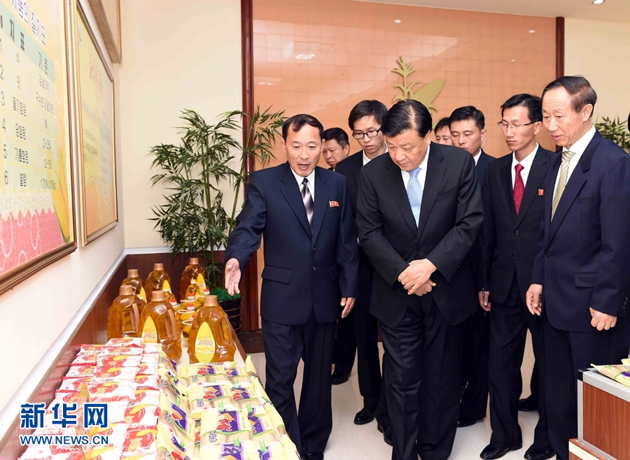 10月11日，中共中央政治局常委、中央書記處書記劉云山參觀考察平壤玉米加工廠。 新華社記者 饒愛民 攝