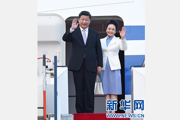 11月6日，國家主席習近平抵達新加坡，開始對新加坡進行國事訪問。這是習近平和夫人彭麗媛步出艙門。 新華社記者張鐸攝