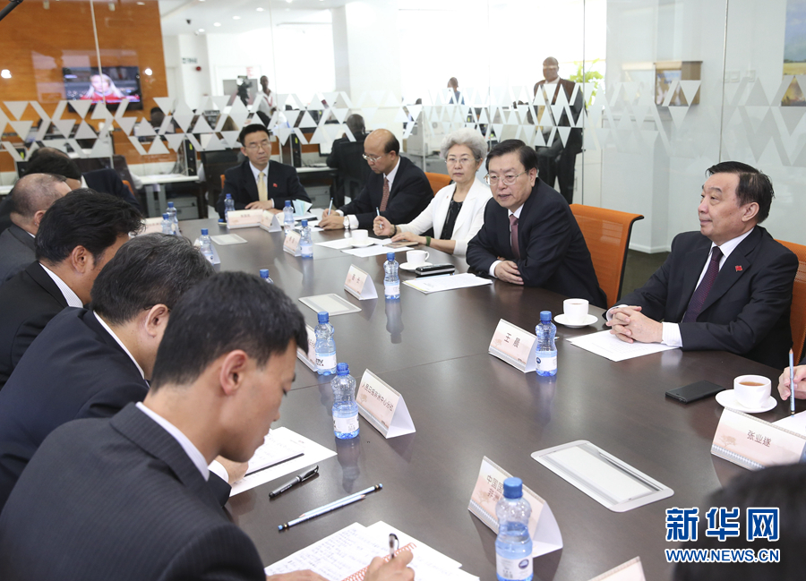 這是3月25日，張德江在肯尼亞首都內(nèi)羅畢考察中央電視臺非洲分臺并接見中央媒體駐非洲機構負責人。 新華社記者馬占成攝