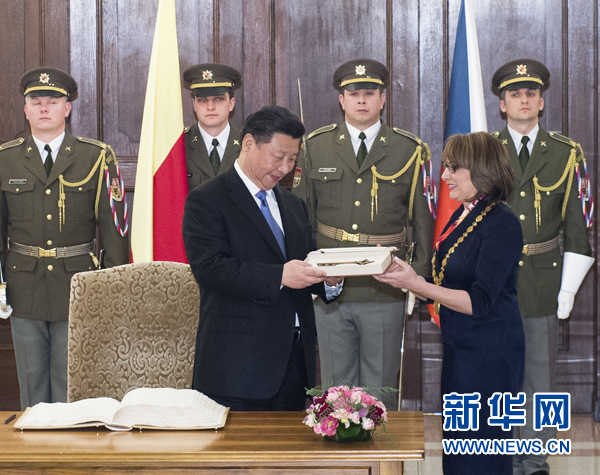 當地時間3月29日，國家主席習近平在捷克布拉格會見布拉格市長科爾娜喬娃，并接受科爾娜喬娃代表該市贈予的城市鑰匙。 新華社記者 王曄 攝