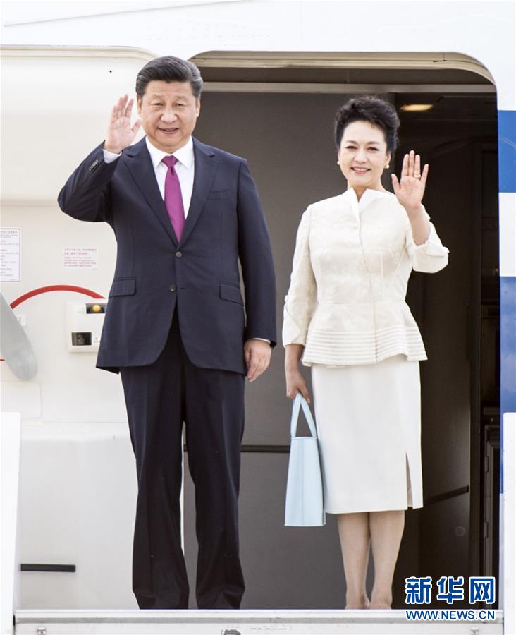 6月19日，國家主席習近平抵達華沙，開始對波蘭共和國進行國事訪問。這是習近平和夫人彭麗媛步出艙門。 新華社記者 謝環馳 攝 