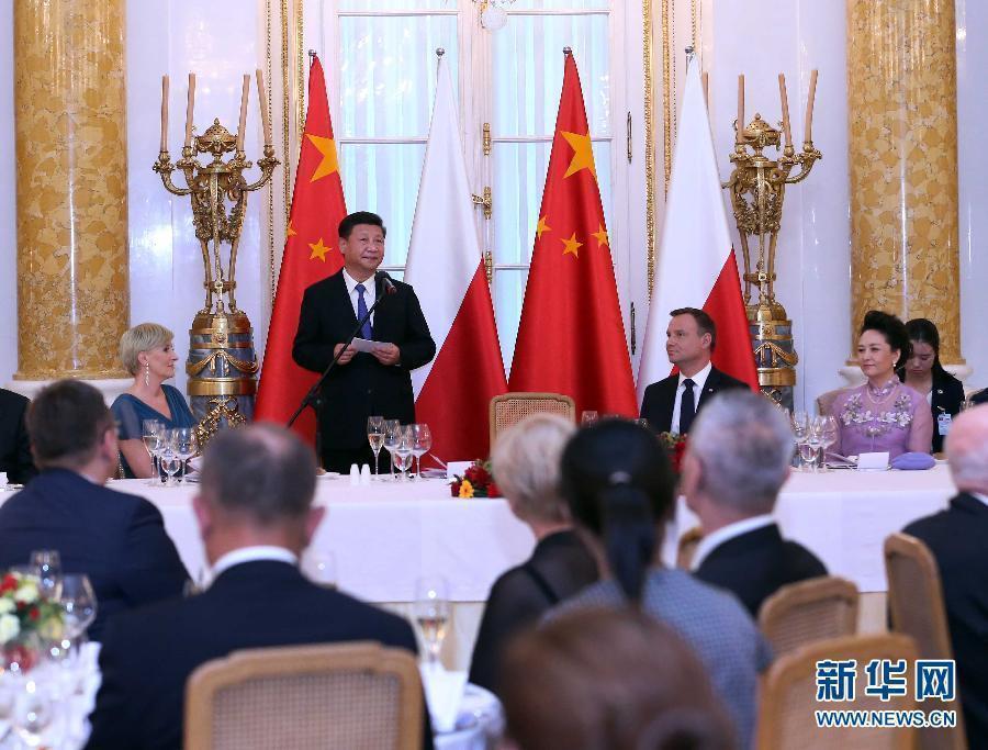 6月20日,國家主席習(xí)近平出席波蘭總統(tǒng)杜達在華沙王宮舉行的盛大歡迎晚宴。 新華社記者 劉衛(wèi)兵 攝 6月20日,國家主席習(xí)近平出席波蘭總統(tǒng)杜達在華沙王宮舉行的盛大歡迎晚宴。 新華社記者 劉衛(wèi)兵 攝