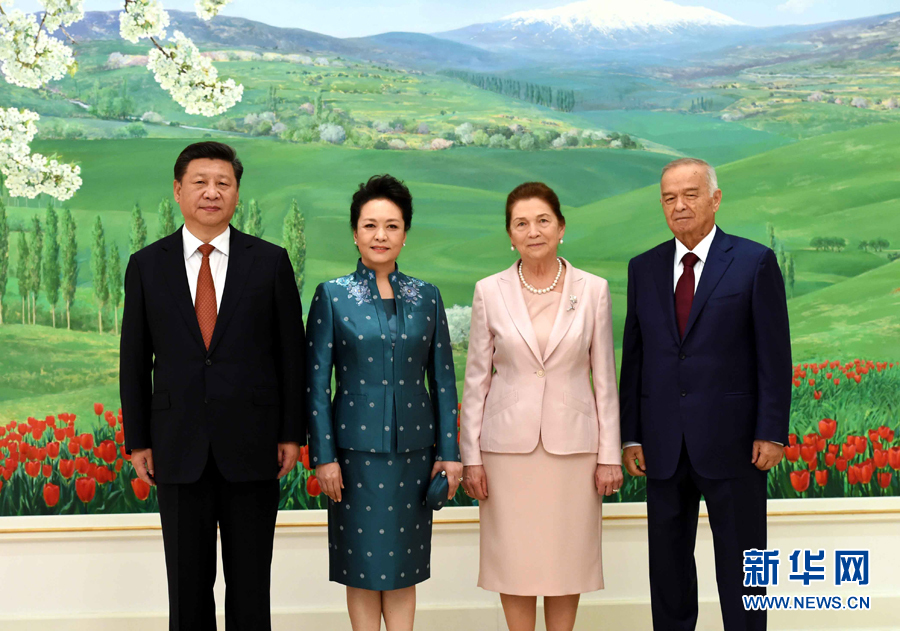 6月22日，國家主席習近平在塔什干庫克薩萊國賓館同烏茲別克斯坦總統卡里莫夫舉行會談。會談前，習近平出席卡里莫夫舉行的歡迎儀式。習近平和夫人彭麗媛受到卡里莫夫和夫人卡里莫娃熱情迎接。新華社記者饒愛民攝