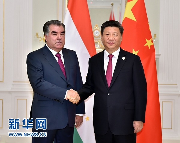 6月23日，國(guó)家主席習(xí)近平在塔什干會(huì)見(jiàn)塔吉克斯坦總統(tǒng)拉赫蒙。新華社記者李濤攝