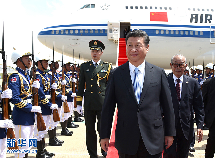 10月13日，國家主席習(xí)近平乘專機抵達(dá)金邊國際機場，開始對柬埔寨王國進(jìn)行國事訪問。柬埔寨副首相兼王宮事務(wù)大臣貢桑奧親王和夏卡朋親王、阿倫公主等在舷梯旁熱情迎接習(xí)近平主席。新華社記者　謝環(huán)馳　攝