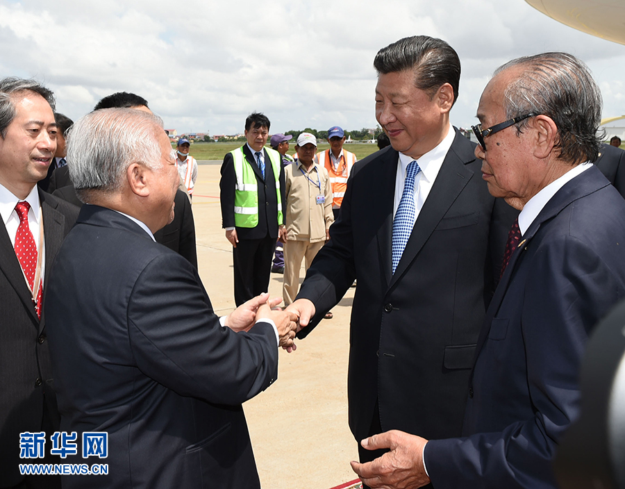 10月13日，國家主席習(xí)近平乘專機抵達(dá)金邊國際機場，開始對柬埔寨王國進(jìn)行國事訪問。柬埔寨副首相兼王宮事務(wù)大臣貢桑奧親王和夏卡朋親王、阿倫公主等在舷梯旁熱情迎接習(xí)近平主席。新華社記者　謝環(huán)馳　攝