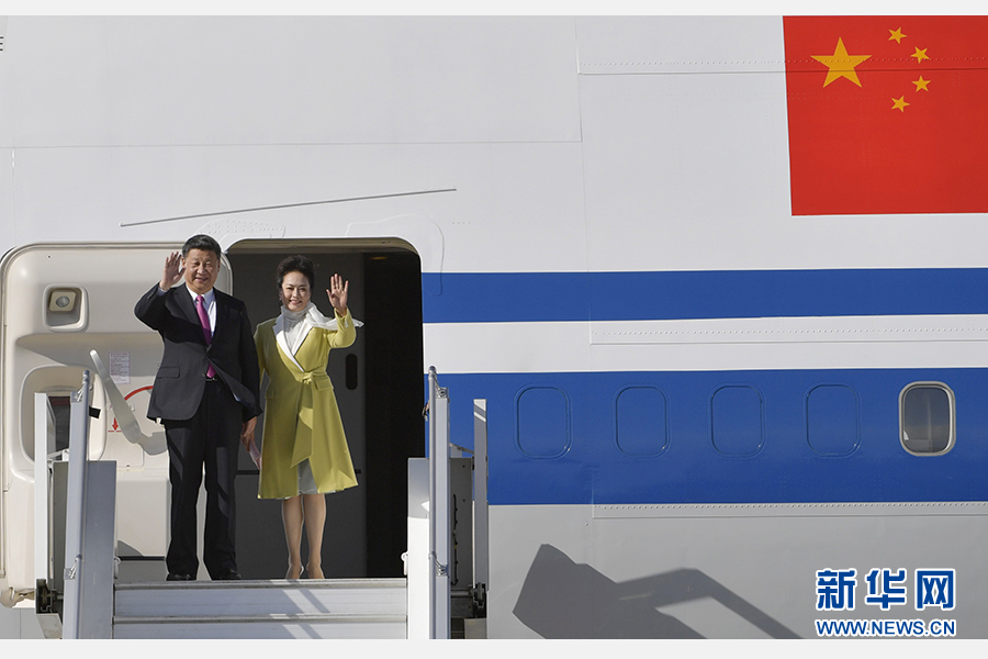 當地時間11月17日，國家主席習近平乘專機抵達基多，開始對厄瓜多爾共和國進行國事訪問。這是習近平與夫人彭麗媛向歡迎人群揮手致意。新華社記者 王曄 攝 