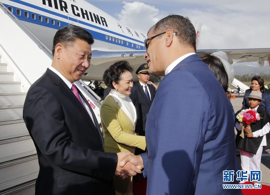 當地時間11月17日，國家主席習近平乘專機抵達基多，開始對厄瓜多爾共和國進行國事訪問。厄瓜多爾總統科雷亞和夫人馬勒布等在舷梯旁熱情迎接習近平和夫人彭麗媛。新華社記者 鞠鵬 攝