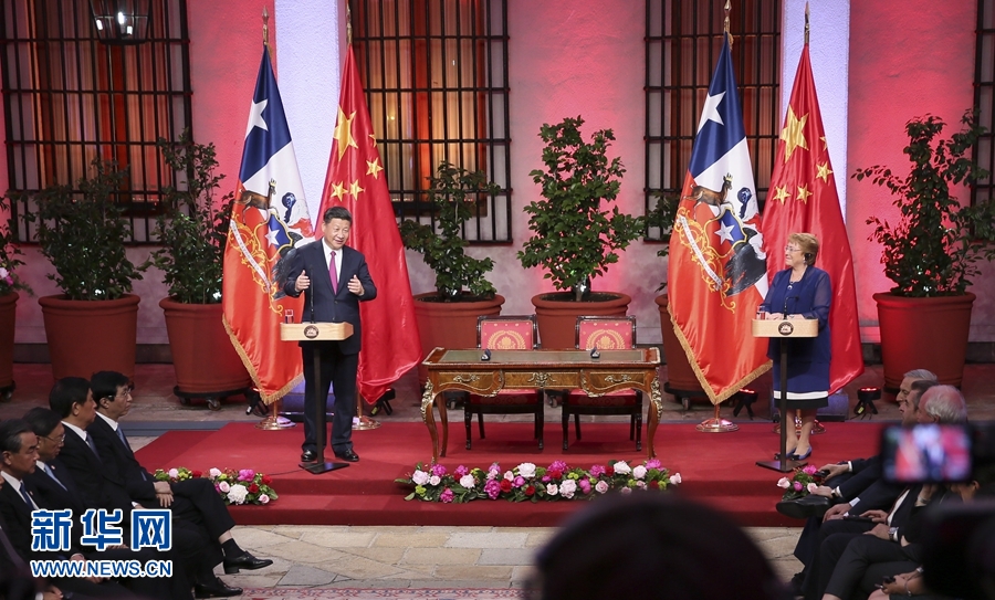 11月22日，國家主席習近平在圣地亞哥同智利總統巴切萊特舉行會談。這是會談后，兩國元首共同會見記者。 新華社記者 蘭紅光 攝