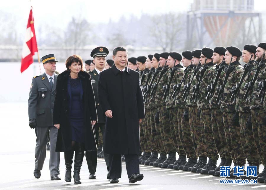 1月15日，國家主席習(xí)近平乘專機(jī)抵達(dá)蘇黎世，開始對瑞士聯(lián)邦進(jìn)行國事訪問。 這是習(xí)近平在瑞士聯(lián)邦主席洛伊特哈德陪同下檢閱儀仗隊(duì)。新華社記者 蘭紅光 攝