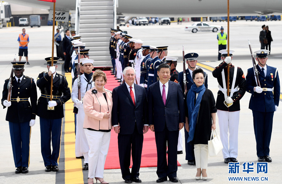 4月6日,國家主席習近平乘專機抵達美國佛羅里達州,將在海湖莊園同美國總統特朗普舉行中美元首會晤。習近平和夫人彭麗媛受到美國國務卿蒂勒森夫婦等熱情迎接。新華社記者 吳曉凌 攝 4月6日,國家主席習近平乘專機抵達美國佛羅里達州,將在海湖莊園同美國總統特朗普舉行中美元首會晤。習近平和夫人彭麗媛受到美國國務卿蒂勒森夫婦等熱情迎接。新華社記者 吳曉凌 攝