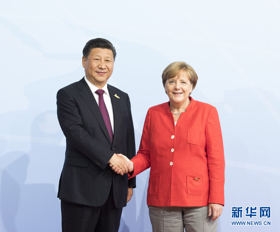 7月7日，二十國集團領導人第十二次峰會在德國漢堡舉行。國家主席習近平出席并發表題為《堅持開放包容　推動聯動增長》的重要講話。這是峰會開始前，習近平受到德國總理默克爾迎接。新華社記者 李學仁 攝 