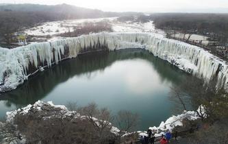 鏡泊湖&ldquo;環形冰瀑&rdquo;引游人