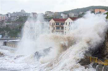 臺風&ldquo;瑪莉亞&rdquo;逼近　溫嶺沿海巨浪拍岸